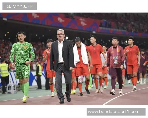 国足停摆与中超赛程割裂备战2030成黑色幽默的无奈现实