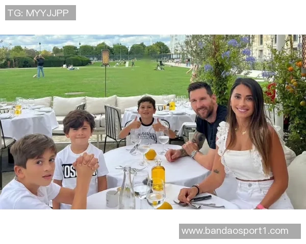 安东内拉分享全家福庆祝梅西夺冠乔治娜点赞展现友好氛围 安东内拉分享全家福庆祝梅西夺冠乔治娜点赞展现友好氛围