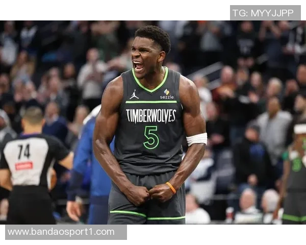 爱德华兹第三节狂轰21分全场最高35分助球队取得胜利表现惊艳