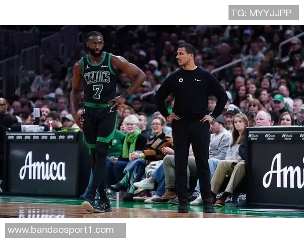 杰伦布朗半场表现惊艳12投7中砍下17分并贡献4篮板3助攻三分球命中率高达75