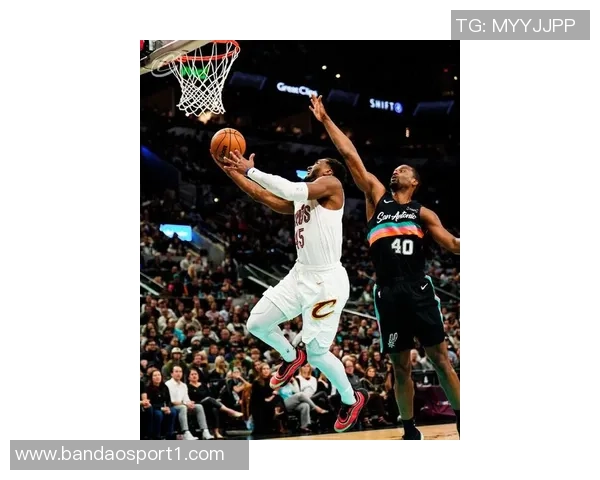 米切尔上半场表现惊艳11投8中轻松拿下18分4篮板2助攻助力球队奋勇争先